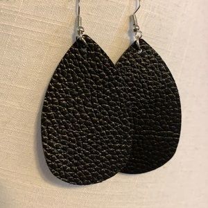 ❤️Faux Leather lightweight earrings, black